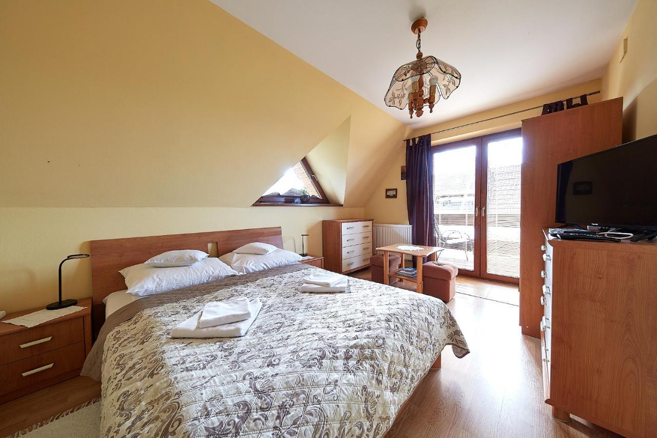 Apartment 1010 M *